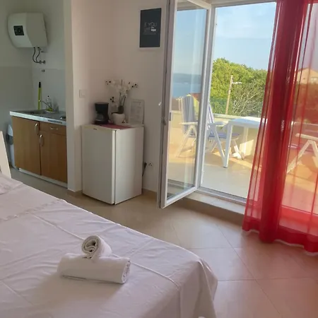 Apartment Lana Maris 1 - 200m From Beach, Terrace With Sea View, Wi-fi And Free Parking